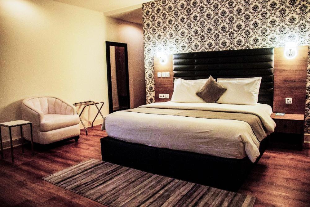 Crownsville Hotel - Airport Road Port Harcourt Buitenkant foto